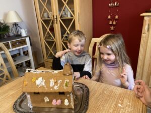 Lebkuchenhaus bekleben mit Cousin Paul