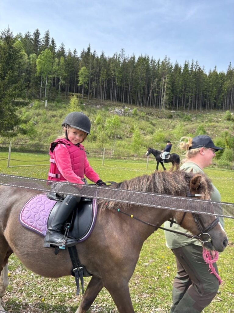 Emma beim Reiten